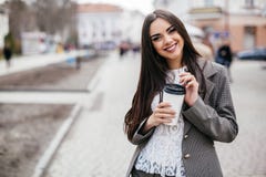 Mulheres de negócio que bebem o café em uma rua fotos de stock royalty free Mulheres de negócio que bebem o café em uma rua fotos de stock royalty free