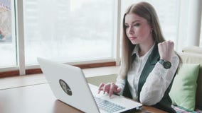 Mulheres de um negócio que trabalham com o portátil no café filme Mulheres de um negócio que trabalham com o portátil no café filme