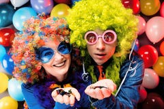 Mulheres e homens que comemoram no partido para a véspera ou o carnaval de anos novos foto de stock Mulheres e homens que comemoram no partido para a véspera ou o carnaval de anos novos foto de stock
