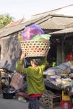 Mulheres hindu eu levo a carga na cabeça, - Nusa Penida, Indonésia fotografia de stock Mulheres hindu eu levo a carga na cabeça, - Nusa Penida, Indonésia fotografia de stock