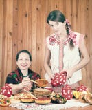 Mulheres que comem a panqueca durante Shrovetide Imagem de Stock Royalty Free Mulheres que comem a panqueca durante Shrovetide Imagem de Stock Royalty Free