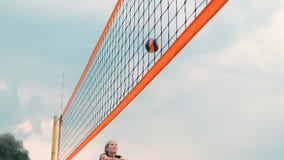 Mulheres que competem em um competiam profissional do voleibol de praia Um defensor tenta parar um tiro durante as 2 mulheres vídeos de arquivo Mulheres que competem em um competiam profissional do voleibol de praia Um defensor tenta parar um tiro durante as 2 mulheres vídeos de arquivo