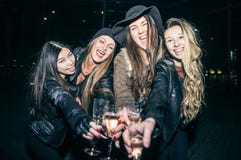 Mulheres que partying fora foto de stock Mulheres que partying fora foto de stock