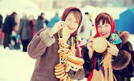 Mulheres que provam a panqueca durante Shrovetide Imagens de Stock Royalty Free Mulheres que provam a panqueca durante Shrovetide Imagens de Stock Royalty Free
