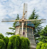 Mulino a vento favoloso nel parco fotografia stock libera da diritti Mulino a vento favoloso nel parco fotografia stock libera da diritti