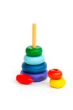 Multi-colored houten die het stuk speelgoed van kinderen piramide op witte rug wordt geïsoleerd royalty-vrije stock foto Multi-colored houten die het stuk speelgoed van kinderen piramide op witte rug wordt geïsoleerd royalty-vrije stock foto