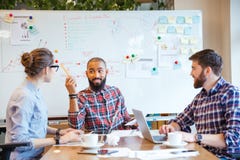 Multi-etnische groep jongerenbrainstorming op commerciële vergadering stock afbeeldingen Multi-etnische groep jongerenbrainstorming op commerciële vergadering stock afbeeldingen