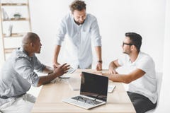 multi-etnische zakenlieden die nieuw bedrijfsidee bespreken op het werk stock fotografie multi-etnische zakenlieden die nieuw bedrijfsidee bespreken op het werk stock fotografie