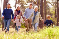 Ευτυχής multi-generation οικογένεια που περπατά στην επαρχία Ευτυχής multi-generation οικογένεια που περπατά στην επαρχία