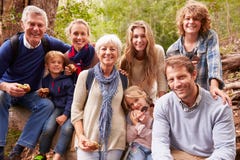 Multi-generation οικογένεια με τα teens που τρώει υπαίθρια από κοινού Στοκ Φωτογραφία Multi-generation οικογένεια με τα teens που τρώει υπαίθρια από κοινού Στοκ Φωτογραφία