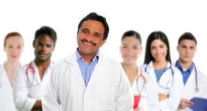 Multi medici etnici del medico latino indiano di perizia immagine stock Multi medici etnici del medico latino indiano di perizia immagine stock