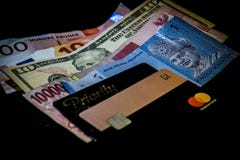 Multi moedas nacionais junto com Revolut MasterCard e cartão da passagem da prioridade para o acesso da sala de estar do aeroport imagem de stock Multi moedas nacionais junto com Revolut MasterCard e cartão da passagem da prioridade para o acesso da sala de estar do aeroport imagem de stock