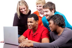 Multi-racial Studenten durch einen Computer lizenzfreies stockbild Multi-racial Studenten durch einen Computer lizenzfreies stockbild