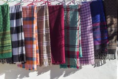 Multi sciarpe progettate tradizionali colorate immagini stock libere da diritti Multi sciarpe progettate tradizionali colorate immagini stock libere da diritti