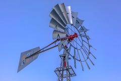 Multi windpump laminado contra o céu azul em Utá fotografia de stock royalty free Multi windpump laminado contra o céu azul em Utá fotografia de stock royalty free