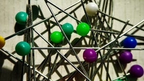 Multicolor szpilka na bielu pushpin ustawiaj?cy w r??nych kolorach guzik, przypadkowo makro- w g?r? obrazy royalty free Multicolor szpilka na bielu pushpin ustawiaj?cy w r??nych kolorach guzik, przypadkowo makro- w g?r? obrazy royalty free