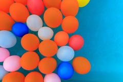 Multicolor воздушные шары плавая в бассейн стоковая фотография Multicolor воздушные шары плавая в бассейн стоковая фотография