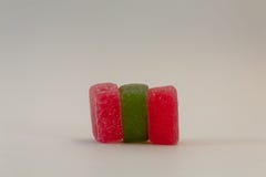 Multicolore, dolci della marmellata d'arance su fondo bianco immagini stock libere da diritti Multicolore, dolci della marmellata d'arance su fondo bianco immagini stock libere da diritti