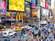 A multidão e o tráfego esquadram às vezes em New York City Foto de Stock A multidão e o tráfego esquadram às vezes em New York City Foto de Stock