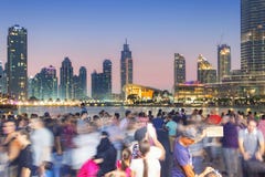 A multidão fotografa a skyline de Dubai A multidão fotografa a skyline de Dubai