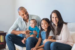Ευτυχής multiethnic οικογένεια στον καναπέ Ευτυχής multiethnic οικογένεια στον καναπέ