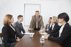 Multiethnische Wirtschaftler bei der Sitzung im Konferenzsaal stockbilder Multiethnische Wirtschaftler bei der Sitzung im Konferenzsaal stockbilder