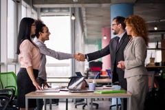 Multiethnisches Geschäft teams am Konferenzzimmer, das Hände rüttelt stockfoto Multiethnisches Geschäft teams am Konferenzzimmer, das Hände rüttelt stockfoto