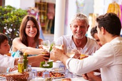 Multigeneratiefamilie die Maaltijd eten bij Openluchtrestaurant stock afbeelding Multigeneratiefamilie die Maaltijd eten bij Openluchtrestaurant stock afbeelding