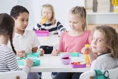 Multikulturelle Gruppe Kinder, die in der Schule das Mittagessen essen lizenzfreies stockfoto Multikulturelle Gruppe Kinder, die in der Schule das Mittagessen essen lizenzfreies stockfoto