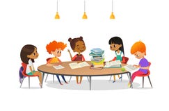 Multiracial дети сидя вокруг круглого стола с кучей книг на ей и слушая к девушке читая aloud школа иллюстрация штока Multiracial дети сидя вокруг круглого стола с кучей книг на ей и слушая к девушке читая aloud школа иллюстрация штока