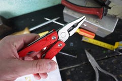 Multitool avec un grand choix de dispositifs Dans ce dispositif, sous forme de canif conventionnel vous avez beaucoup d'articles photographie stock Multitool avec un grand choix de dispositifs Dans ce dispositif, sous forme de canif conventionnel vous avez beaucoup d'articles photographie stock