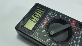 Multy tester, elektronicznego technika wyposażenie znajdować za szkodzie obraz stock Multy tester, elektronicznego technika wyposażenie znajdować za szkodzie obraz stock