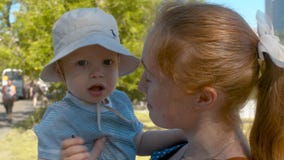 Mum και ο γιος της στο πάρκο απόθεμα βίντεο Mum και ο γιος της στο πάρκο απόθεμα βίντεο
