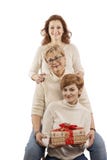 Mum στην ηλικία με τις ενήλικες κόρες που χαμογελούν και που αγκαλιάζουν στοκ φωτογραφίες Mum στην ηλικία με τις ενήλικες κόρες που χαμογελούν και που αγκαλιάζουν στοκ φωτογραφίες