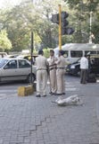 MUMBAI, INDIA - może 2015: Ulicy Bombay - indianin policja i obrazy stock MUMBAI, INDIA - może 2015: Ulicy Bombay - indianin policja i obrazy stock