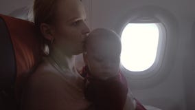 Mumen med behandla som ett barn dotterresande vid luft arkivfilmer Mumen med behandla som ett barn dotterresande vid luft arkivfilmer
