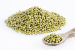 Mung boon, groene moong dal - Vigna-radiata Witte achtergrond Stock Fotografie Mung boon, groene moong dal - Vigna-radiata Witte achtergrond Stock Fotografie
