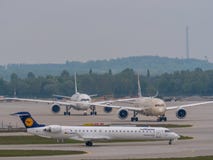 Munich, Alemanha/Gemany 16 de maio de 2019: O jato D-ACKI de Lufthansa Cityline taxiing após a aterrissagem no aeroporto MUC do m imagem de stock Munich, Alemanha/Gemany 16 de maio de 2019: O jato D-ACKI de Lufthansa Cityline taxiing após a aterrissagem no aeroporto MUC do m imagem de stock