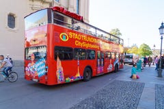 Munich, Allemagne - 20 octobre 2017 : Autobus de touristes pour la visite touristique photo stock Munich, Allemagne - 20 octobre 2017 : Autobus de touristes pour la visite touristique photo stock