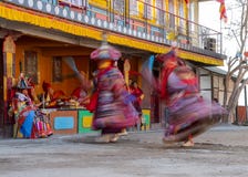 Munkar utför maskerad och kostymerad dans av tibetan buddism under Chamdansfestivalen Dansare gjorde suddig rörelse arkivfoton Munkar utför maskerad och kostymerad dans av tibetan buddism under Chamdansfestivalen Dansare gjorde suddig rörelse arkivfoton