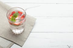 Munt en aardbei detox water, plakfruit, glas Exemplaarruimte voor tekst stock afbeelding Munt en aardbei detox water, plakfruit, glas Exemplaarruimte voor tekst stock afbeelding