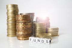 Muntstukken en Fondsenwoord op wit Bedrijfs en besparingsconcept Vaag beeld stock afbeelding Muntstukken en Fondsenwoord op wit Bedrijfs en besparingsconcept Vaag beeld stock afbeelding