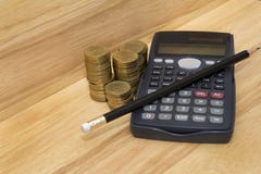 Muntstukken, potlood en calculator royalty-vrije stock fotografie Muntstukken, potlood en calculator royalty-vrije stock fotografie