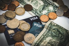 Muntstukken, visum en dollarrekeningen, geldconcept royalty-vrije stock afbeeldingen Muntstukken, visum en dollarrekeningen, geldconcept royalty-vrije stock afbeeldingen