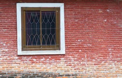 Mur de briques rouge avec une fenêtre Photo stock Mur de briques rouge avec une fenêtre Photo stock