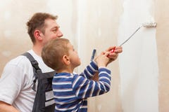 Mur de peinture de père avec l'enfant image stock Mur de peinture de père avec l'enfant image stock