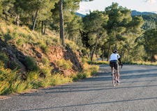 Murcie, Espagne - 9 avril 2019 : Pro cyclistes de route supportant une mont?e difficile de montagne sur sa bicyclette fra?che photographie stock libre de droits Murcie, Espagne - 9 avril 2019 : Pro cyclistes de route supportant une mont?e difficile de montagne sur sa bicyclette fra?che photographie stock libre de droits