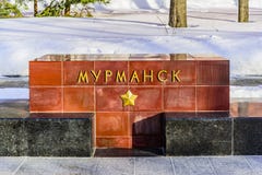 Murmansk- namn av staden på granitkvarteret på gränden av hjältestäder nära Kremlväggen arkivfoto Murmansk- namn av staden på granitkvarteret på gränden av hjältestäder nära Kremlväggen arkivfoto