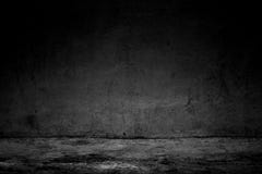 Muro di cemento scuro e pavimento del fondo della stanza astratta del nero fotografie stock libere da diritti Muro di cemento scuro e pavimento del fondo della stanza astratta del nero fotografie stock libere da diritti