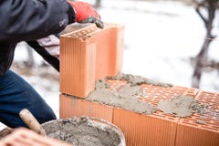 Murs de briques buliding de travailleur au chantier de construction de maison, maçon photographie stock Murs de briques buliding de travailleur au chantier de construction de maison, maçon photographie stock